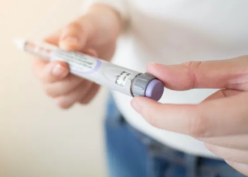 Fiocruz e EMS assinam acordo para produzir liraglutida e semaglutida no Brasil, fortalecendo a indústria nacional e ampliando acesso a tratamentos eficazes contra obesidade e diabetes