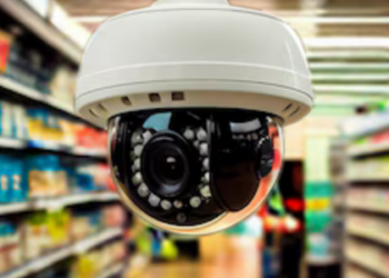 Asda implementa câmeras com inteligência artificial em cinco lojas para detectar produtos fora do lugar, alimentos vencidos e melhorar reposição, modernizando operações.