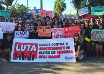 Estudantes de Medicina da UFRJ em Macaé protestam contra falta de professores efetivos, precariedade no internato e desigualdade em relação ao campus do Rio. Movimento cobra melhorias da reitoria.