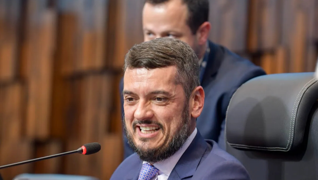 A Alerj confirmou que os concursados da segurança pública de 2014 serão convocados. O acordo, articulado por Rodrigo Bacellar com o governo e o MP-RJ, será assinado em 10 de setembro.