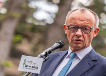 O chanceler alemão Friedrich Merz (CDU) defendeu cortes no Estado de bem-estar social, declarando que o modelo atual é insustentável. A posição coloca seu governo em conflito direto com o Partido Social-Democrata (SPD), que resiste aos cortes e defende a taxação de grandes fortunas.