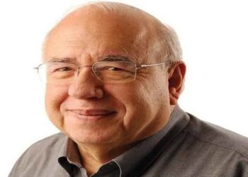 Luis Fernando Verissimo faleceu neste sábado (30), em Porto Alegre, aos 88 anos. Internado desde 11 de agosto, o autor morreu devido a complicações de uma pneumonia. Conheça a trajetória do escritor que traduziu o Brasil com humor, ironia e um talento único para as "miudezas" da vida.