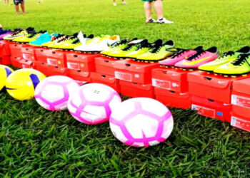 Tarifas de importação anunciadas por Trump podem afetar o futebol brasileiro de forma indireta. Especialistas apontam possíveis reflexos na economia, salários de atletas e custo de materiais esportivos.