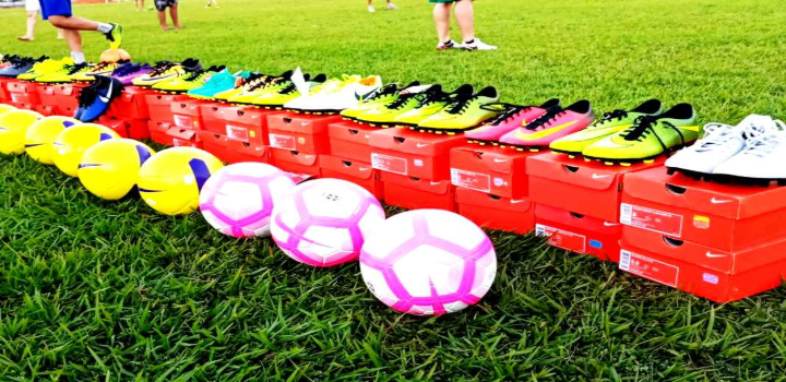 Tarifas de importação anunciadas por Trump podem afetar o futebol brasileiro de forma indireta. Especialistas apontam possíveis reflexos na economia, salários de atletas e custo de materiais esportivos.