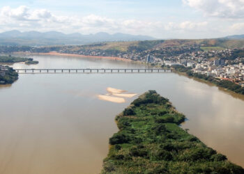 Dez anos após o desastre de Mariana, a foz do Rio Doce ainda sofre com lama no rio e no mar. Comunidade de Regência luta por reparação, enfrenta conflitos sociais e busca se reinventar.