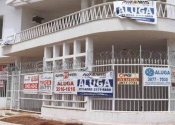 Pesquisa do IBGE revela que 23% dos domicílios brasileiros são alugados, um aumento de 25% desde 2016. Paralelamente, a taxa de casas próprias quitadas cai para 61,6%, refletindo uma maior concentração do mercado imobiliário e a dificuldade de acesso à moradia.