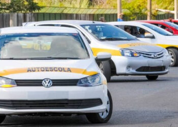 Ministério dos Transportes propõe fim da obrigatoriedade de aulas em autoescolas para CNH, permitindo cursos online e instrutores autônomos, com manutenção dos exames teóricos e práticos.