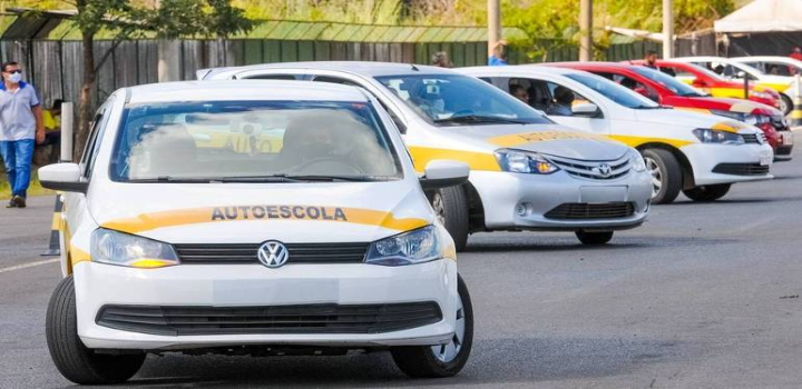 Ministério dos Transportes propõe fim da obrigatoriedade de aulas em autoescolas para CNH, permitindo cursos online e instrutores autônomos, com manutenção dos exames teóricos e práticos.
