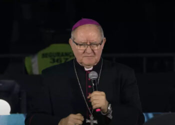 Bispo católico solicita em prece pública a intercessão de Nossa Senhora Aparecida contra o comunismo durante evento religioso que lotou o Mané Garrincha.