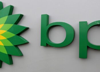 BP anunciou sua maior descoberta de petróleo e gás em 25 anos no campo de Bumerangue, na costa brasileira. O achado reforça a estratégia da empresa em combustíveis fósseis e consolida o Brasil como player global no setor energético. Saiba mais sobre os impactos dessa descoberta