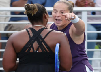 Naomi Osaka reage a polêmica no US Open e critica fala de Jelena Ostapenko contra Taylor Townsend. Japonesa aponta gravidade do comentário pelo contexto de racismo no esporte.