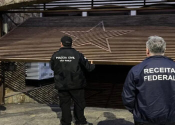 A Polícia Federal deflagrou as operações Quasar e Tank para desarticular uma das maiores redes de lavagem de dinheiro do país, com movimentação ilícita de R$ 23 bilhões. Foram cumpridos mandados em SP, PR e RJ, com bloqueio de bens superiores a R$ 2,2 bilhões e investigação de fraudes em postos de combustível.