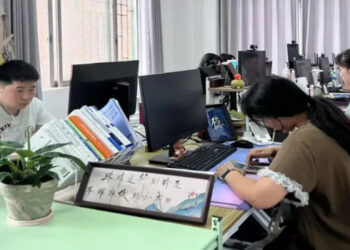 Diante de uma taxa de desemprego juvenil recorde, jovens chineses estão pagando para frequentar escritórios fictícios. A prática visa enganar familiares, cumprir exigências universitárias e aliviar o peso psicológico de não ter um emprego.