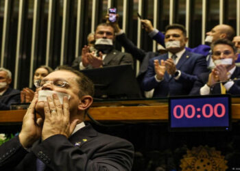 Parlamentares bolsonaristas protestam contra prisão domiciliar de Bolsonaro, ocupam plenários e exigem anistia a golpistas, fim do foro privilegiado e impeachment de Alexandre de Moraes.