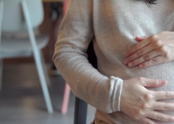 Pesquisa da Fiocruz revela que ausência de pré-natal aumenta em até 100 vezes o risco de anomalias congênitas em bebês. Cardiopatias, má-formações e microcefalia são mais frequentes em mães com baixa escolaridade, idade avançada e sem acesso ao acompanhamento médico.