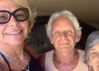 Mãe e avós do senador Flávio Bolsonaro foram feitos reféns em assalto à casa da família em Resende (RJ). Bandidos fugiram com joias e carro. Polícia investiga.