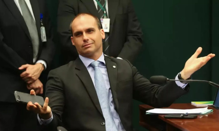 Após assalto a residência de avós e mãe de Flávio Bolsonaro em Resende, Eduardo Bolsonaro acusa Polícia Federal e Alexandre de Moraes de vazamento de dados de familiares.