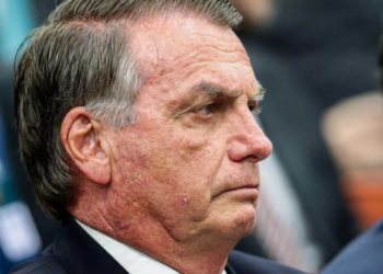 A Polícia Federal encontrou arquivos da empresa Medicalfix em pen drive durante busca na casa de Jair Bolsonaro em Brasília. Perícia aponta que material não tem relação com investigação que indiciou Jair e Eduardo Bolsonaro.