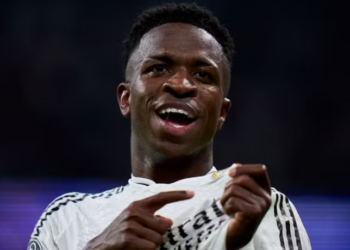 Vinicius Jr. entrou no segundo tempo contra o Oviedo, deu assistência para Mbappé e marcou o terceiro gol na vitória por 3 a 0 do Real Madrid, igualando Gareth Bale em gols pelo clube.
