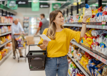 Produtos na altura dos olhos nos supermercados costumam ser mais caros. Entidade do Reino Unido alerta consumidores sobre armadilhas visuais para aumentar vendas.