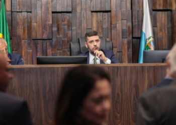 Na reabertura dos trabalhos da Alerj, deputado Rodrigo Bacellar anunciou avanços para aprovados da PM de 2014. Governo apresentará pacote de nove projetos com foco em arrecadação, segurança e adesão ao Propag.