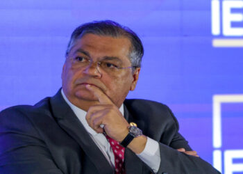 Decisão de Flávio Dino sobre homologação de ordens estrangeiras causa apreensão entre bancos, que veem riscos de retaliações dos EUA caso a Lei Magnitsky seja ignorada.
