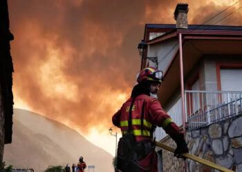 Agência meteorológica da Espanha confirma a onda de calor mais intensa da história do país, com temperaturas 4,6°C acima da média. Evento extremo já causou mais de 1,1 mil mortes e alimenta graves incêndios florestais.