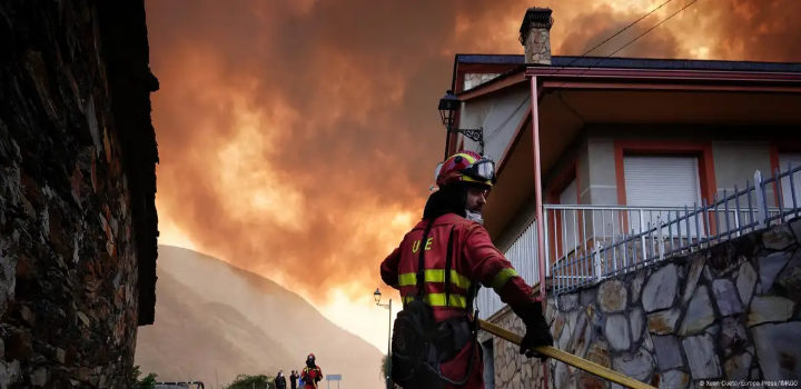 Agência meteorológica da Espanha confirma a onda de calor mais intensa da história do país, com temperaturas 4,6°C acima da média. Evento extremo já causou mais de 1,1 mil mortes e alimenta graves incêndios florestais.
