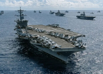 EUA enviam três destróieres e 4.000 militares para a costa da Venezuela em operação contra cartéis de drogas. Maduro promete defender o país.