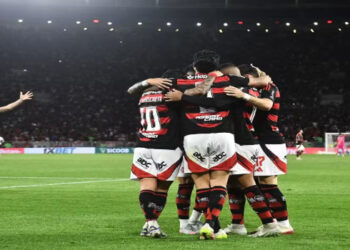 Flamengo vence o Vitória por 8 a 0, registra a maior goleada do Brasileirão desde 1984 e estabelece novo recorde nos pontos corridos.