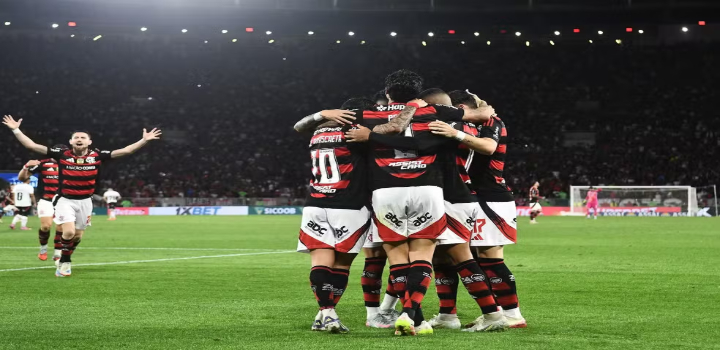 Flamengo vence o Vitória por 8 a 0, registra a maior goleada do Brasileirão desde 1984 e estabelece novo recorde nos pontos corridos.