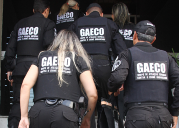 O Ministério Público e forças policiais de Campinas desarticularam plano de homicídio contra promotor do GAECO. Prisões e buscas atingem financiadores e operadores do crime.