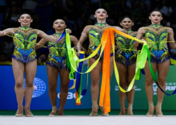 Em casa, a seleção brasileira de ginástica rítmica conquistou sua primeira medalha de prata na prova geral do Mundial. Com coreografias temáticas, o time garantiu também vaga nas finais por aparelhos no Rio de Janeiro.