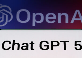 Após críticas, a OpenAI afirma ter deixado o GPT-5 mais amigável e acolhedor. Atualização traz mudanças sutis para aproximar o chatbot dos usuários.