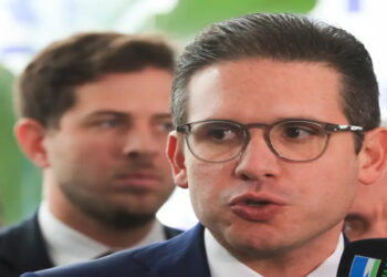 Hugo Motta promete projeto de lei para combater exploração infantil nas redes após denúncias de adultização. Grupo de trabalho terá 30 dias para apresentar medidas.