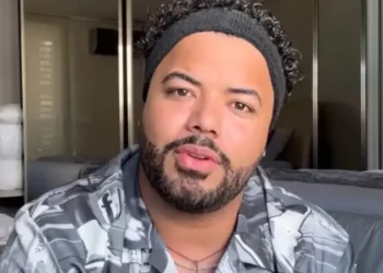 O Ministério Público do Trabalho da Paraíba solicitou à Justiça o bloqueio de bens do influenciador Hytalo Santos e do marido, presos em São Paulo. O valor de até R$ 20 milhões será destinado à indenização por dano moral coletivo e apoio às vítimas de exploração infantil.