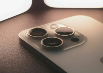 Apple vai relançar o iPhone com três revoluções: modelo Air ultrafino em 2025, primeira versão dobrável em 2026 e iPhone 20 com design em vidro curvo em 2027, segundo a Bloomberg.