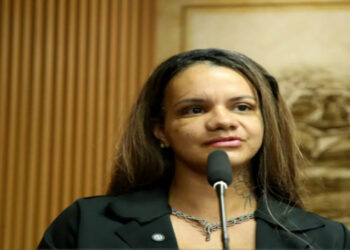 Juliana Soares, vítima de tentativa de feminicídio com 61 socos em Natal, recebeu a Comenda Maria da Penha. Ela relata superação e busca apoiar outras mulheres. Caso reforça alarme sobre violência doméstica no Brasil.