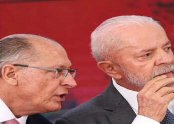 Lula e Alckmin finalizam plano de contingência para apoiar setores prejudicados pelas tarifas impostas pelos EUA. Ações incluem crédito, compras públicas e negociações diplomáticas.
