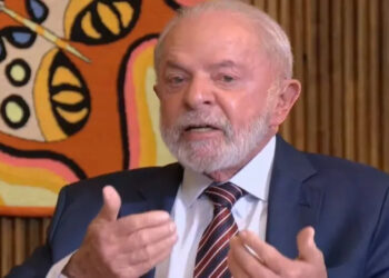 Lula anuncia envio de projeto ao Congresso para regulamentar redes sociais voltadas a crianças e adolescentes; proposta prevê segurança e responsabilização das plataformas.