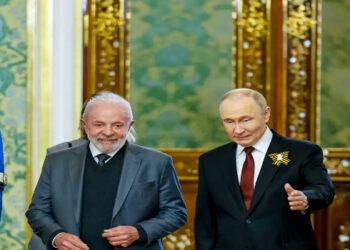 Lula conversa com Putin por 40 minutos sobre a guerra na Ucrânia, cenário econômico global e cooperação bilateral, reforçando defesa do diálogo e da paz.