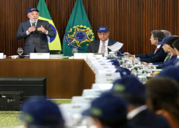 Em reunião ministerial, Lula reafirma soberania brasileira e critica políticas tarifárias de Trump. Governo anuncia medidas de apoio a exportadores e busca novos mercados internacionais.