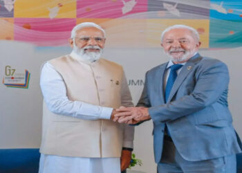 Lula e Narendra Modi conversaram por telefone nesta quinta (7) sobre tarifas dos EUA, comércio bilateral, o BRICS e integração tecnológica com Pix e UPI. Brasil e Índia querem ampliar laços e enfrentar desafios econômicos juntos.