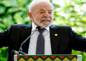 O presidente Lula classificou a megaoperação contra o PCC como a maior da história contra o crime organizado. A ação, que ocorreu em 8 estados, mira o fluxo de dinheiro ilícito e investiga uma sonegação de R$ 7,6 bilhões.