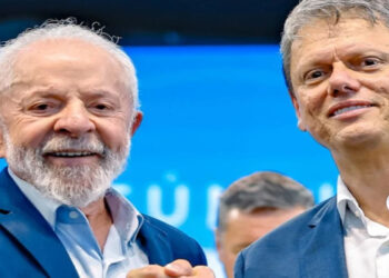 Presidente Lula definiu o governador Tarcísio de Freitas como seu principal oponente na eleição de 2026 e exigiu fidelidade de aliados, criticando postura de partidos do Centrão. Leia mais.