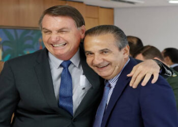 Polícia Federal encontrou áudio em que Jair Bolsonaro diz a Silas Malafaia que fim do tarifaço dos EUA depende da votação da anistia no Congresso. Ex-presidente e filho foram indiciados.