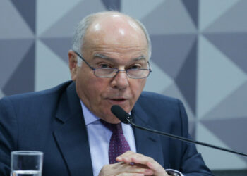 O Itamaraty rejeitou publicamente as críticas do vice-secretário dos EUA, Christopher Landau, sobre o ministro do STF Alexandre de Moraes, classificando-as como "ataque à soberania brasileira". O governo afirmou que "não cederá a pressões" e repudiou ingerências estrangeiras. Leia mais sobre a polêmica internacional.