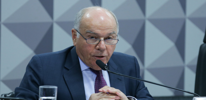O Itamaraty rejeitou publicamente as críticas do vice-secretário dos EUA, Christopher Landau, sobre o ministro do STF Alexandre de Moraes, classificando-as como "ataque à soberania brasileira". O governo afirmou que "não cederá a pressões" e repudiou ingerências estrangeiras. Leia mais sobre a polêmica internacional.