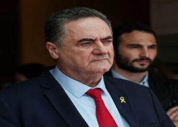 Ministro da Defesa de Israel, Israel Katz, acusa presidente Lula de antissemitismo e apoio ao Hamas após saída do Brasil de aliança sobre Holocausto. Crise diplomática se intensifica.