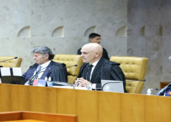 Ministros do STF se pronunciam em defesa de Moraes após sanções dos EUA. Sessão marca reação da Corte a ataques de Eduardo Bolsonaro e reafirma julgamento de envolvidos no 8 de janeiro.